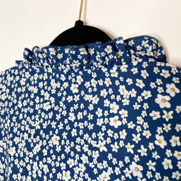 boutique floral print top, daisy print top, navy blue floral print blouse - Picture 6 of 6